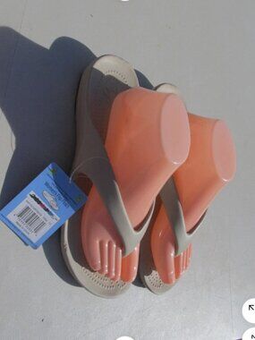 Dawgs Womens size 11 tan Flip Flops Comfortable , Easy Clean Women Sandals nwt